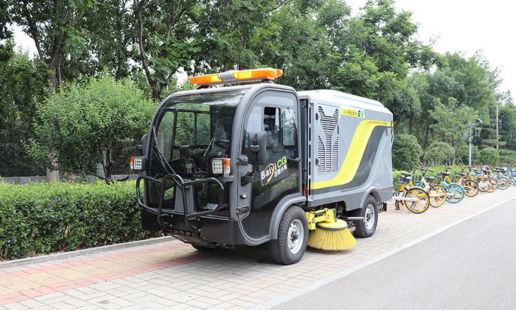 冬季，環(huán)衛(wèi)道路的降塵離不開電動(dòng)清掃車和高壓清洗車