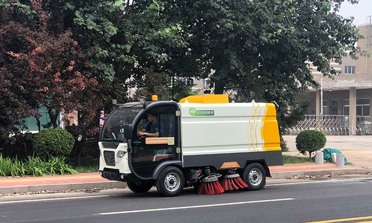 百易長(zhǎng)青四輪電動(dòng)洗掃車