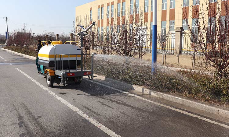 電動小型灑水車需要加水注意事項