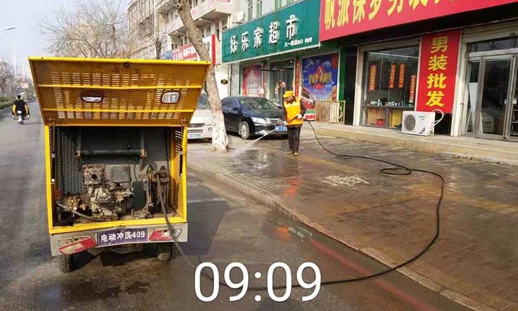 記錄多功能三輪高壓清洗車(chē)商丘環(huán)衛(wèi)公司人行道路面清洗作業(yè)