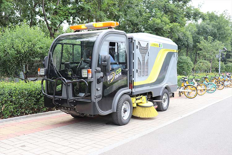 小型四輪電動(dòng)洗掃車道路清掃無揚(yáng)塵好幫手