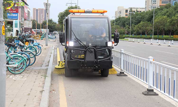 道路洗掃車