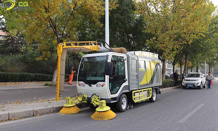 大型電動落葉收集車