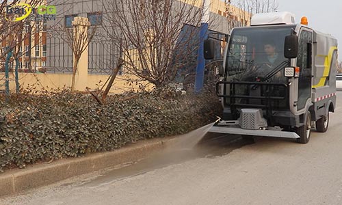 使用小型多功能高壓清洗車，校園環(huán)衛(wèi)防疫一車解決