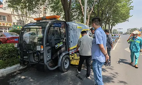 近日發(fā)往青島的小型電動洗掃車客戶試車體驗(yàn)