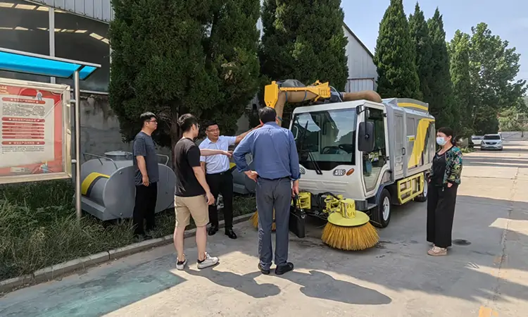 參觀大型樹葉收集車