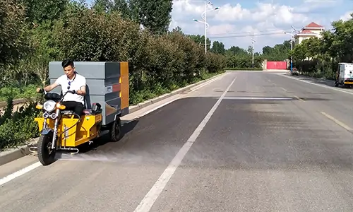 道路高壓清洗車是一款道路沖洗，水掃多用途電動環(huán)衛(wèi)設(shè)備