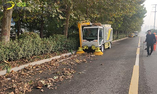 純電動樹葉收集車，秋季落葉收集，其他季節(jié)可作為洗掃車高壓清洗車使用