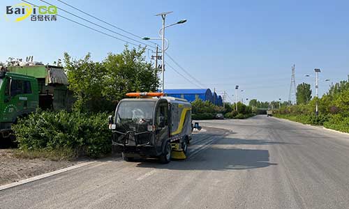 小型道路洗掃車，道路清潔高效無揚(yáng)塵