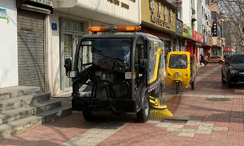 純電動洗掃車與小型環(huán)衛(wèi)車輛配合工作是怎樣的場景？