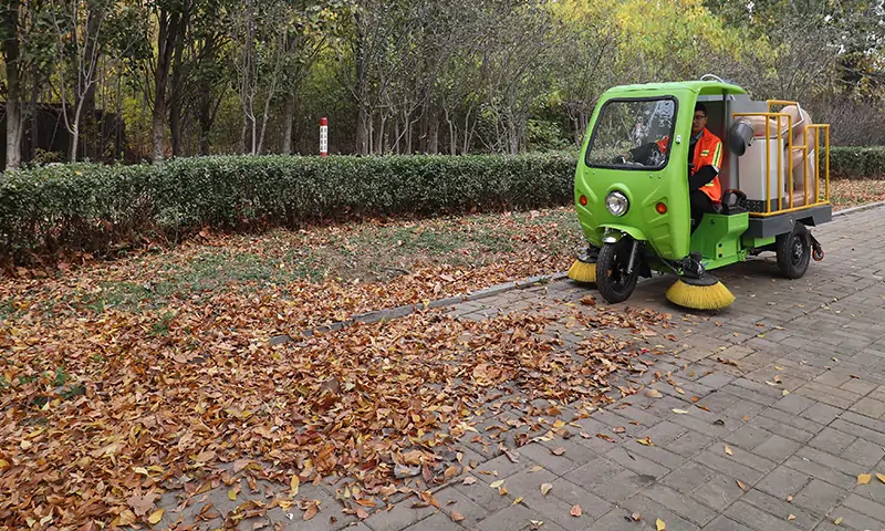 小型三輪樹葉收集車，零散落葉收集有奇效！使用方式，運用場景一起來了解一下吧！