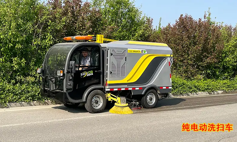 小型純電動(dòng)洗掃車，節(jié)假日期間路面高效洗掃專用車型，操作簡單，效果杰出！