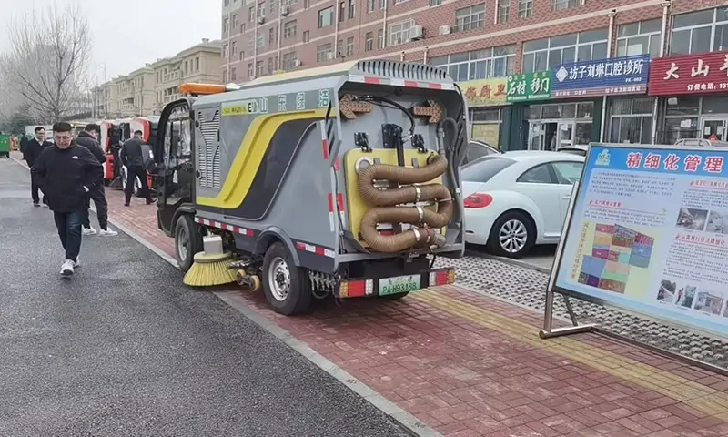 純電動(dòng)洗掃車現(xiàn)場試車，人行道路面洗掃引起關(guān)注，行人連連夸贊！