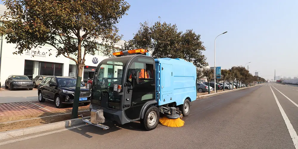 道路洗掃車(chē)，路面污漬清潔“專(zhuān)家”_電動(dòng)洗掃車(chē)_環(huán)衛(wèi)洗掃車(chē)_小型洗掃車(chē)