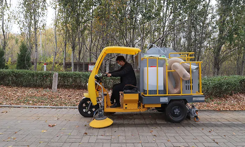 落葉收集專用車-小型樹葉收集車的用處到底有哪些？園林，景區(qū)，物業(yè)人群快來看一下！