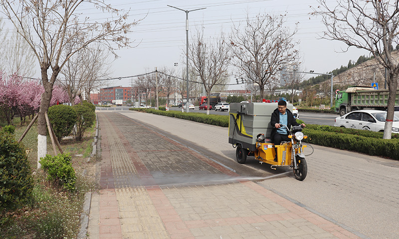 市政道路及景區(qū)道路狹窄難以通行，衛(wèi)生治理難度大？別擔(dān)心，一輛三輪多功能高壓清洗車即可解決！