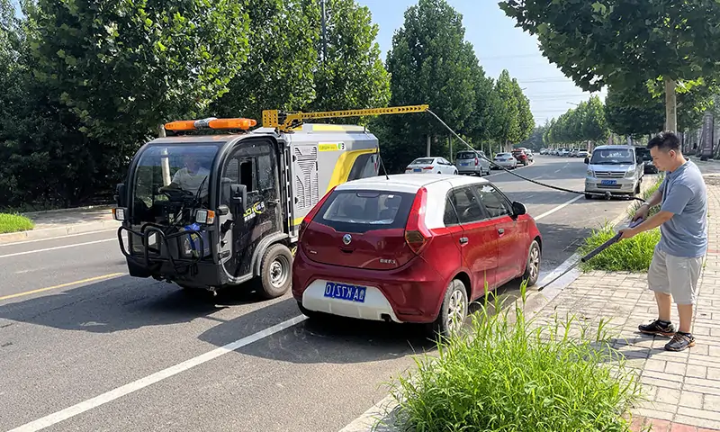 純電動(dòng)洗掃車輔道人行道顯身手！狹窄道路洗掃，高壓沖洗人行道，車輛過后地面整潔又衛(wèi)生！