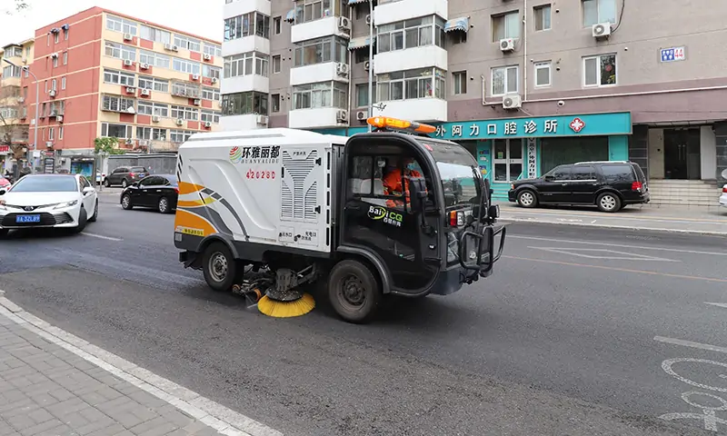 小型純電動(dòng)洗掃車街頭實(shí)拍，道路洗掃無揚(yáng)塵，打造美好生活環(huán)境！