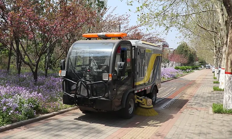 純電動(dòng)洗掃車機(jī)場、園林顯神通！高壓洗掃，一沖即凈！一鍵操作，簡單快捷！