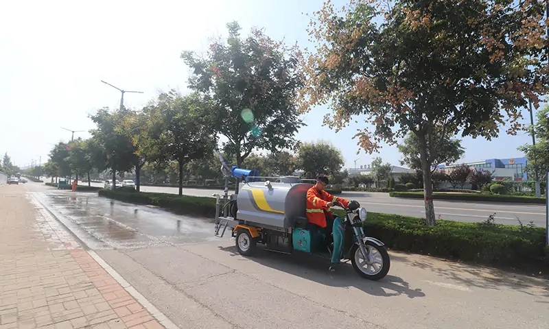 小型三輪灑水車道路灑水好幫手，多種灑水模式可選，滿足多種環(huán)衛(wèi)作業(yè)需求。