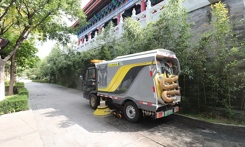 純電動(dòng)洗掃車，車輛底部垃圾衛(wèi)生治理有妙招，多方位解決道路污染問題。