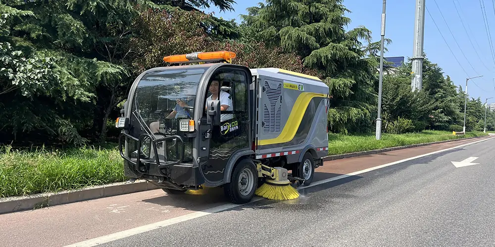 道路洗掃車_路面污漬清潔“專家”_電動洗掃車_環(huán)衛(wèi)洗掃車_小型洗掃車