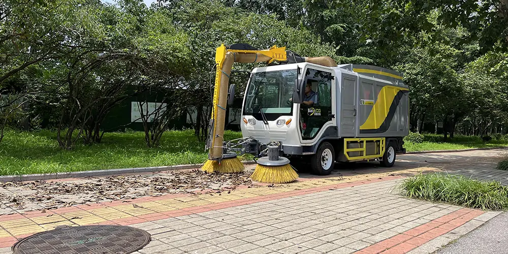 純電動(dòng)樹葉收集車_多功能樹葉收集車_吸樹葉的機(jī)器_掃樹葉神器