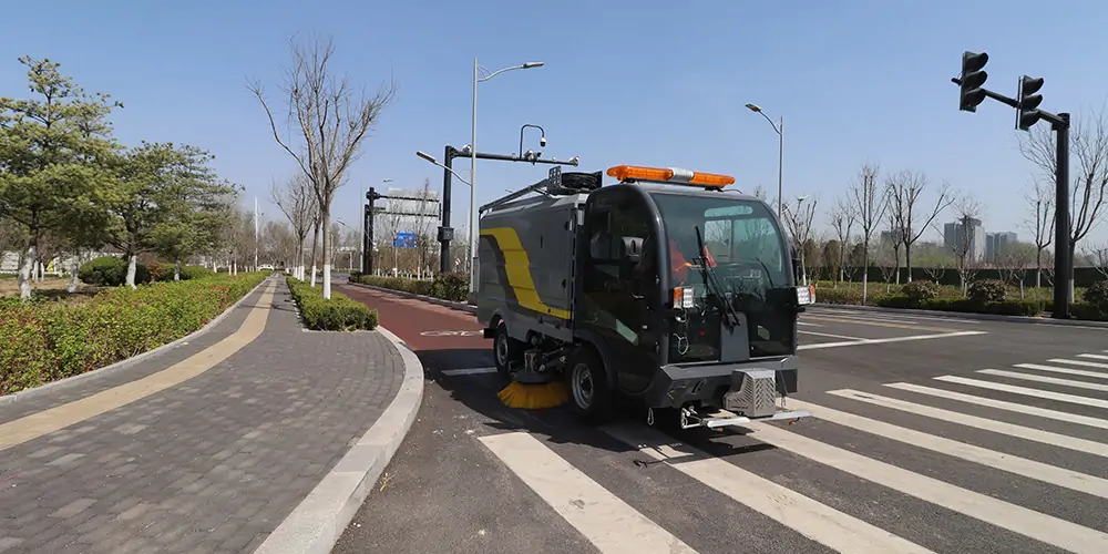 道路洗掃車_路面污漬清潔“專家”_電動洗掃車_環(huán)衛(wèi)洗掃車_小型洗掃車