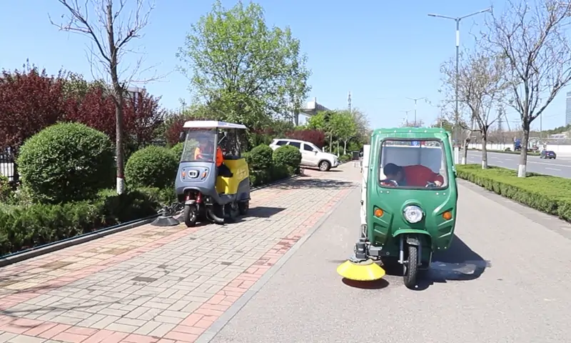 高效環(huán)保：純電動(dòng)清掃車與高壓沖洗車的聯(lián)合作業(yè)