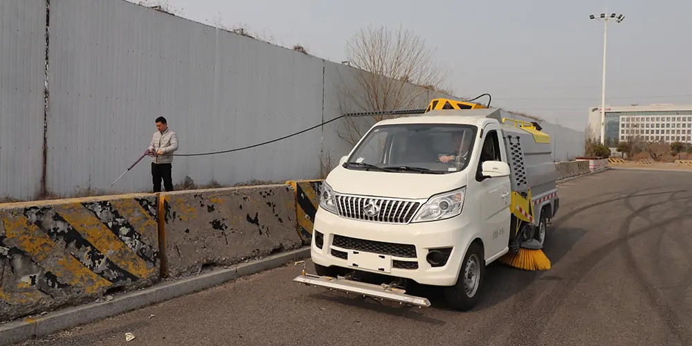 道路洗掃車_路面污漬清潔“專家”_電動(dòng)洗掃車_環(huán)衛(wèi)洗掃車_小型洗掃車