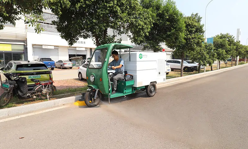 多功能高壓沖洗車：道路保潔的全新助力設(shè)備，環(huán)境美好建設(shè)者