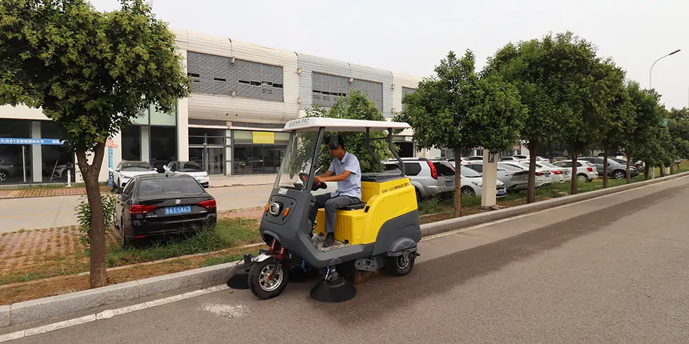 純電動(dòng)樹葉收集車_多功能樹葉收集車_吸樹葉的機(jī)器_掃樹葉神器