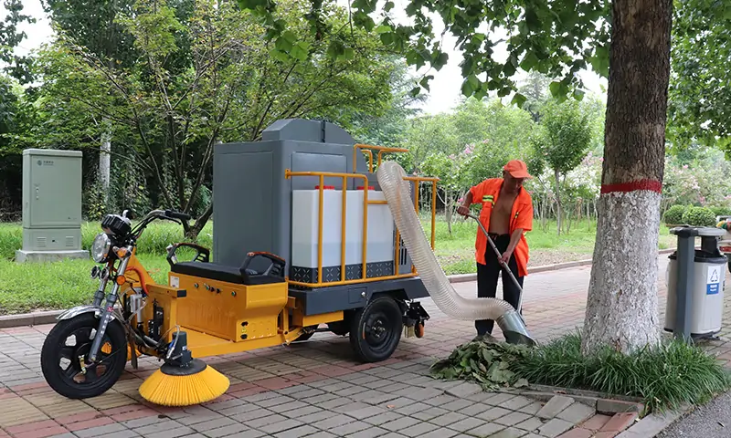 小型三輪駕駛式樹葉收集車：環(huán)衛(wèi)利器的革新，操作簡單，功能多樣！