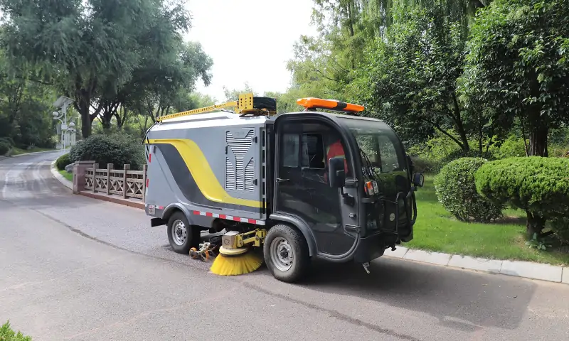 清潔新時(shí)代：純電動(dòng)洗掃車助力景區(qū)公園道路清潔