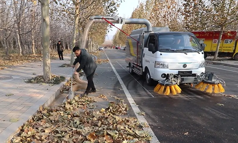 新能源樹葉收集車：助力城市清潔的環(huán)保利器