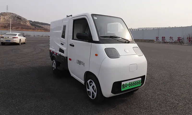 小型純電動洗掃車：城市清潔新利器,功能多樣，應(yīng)用廣泛