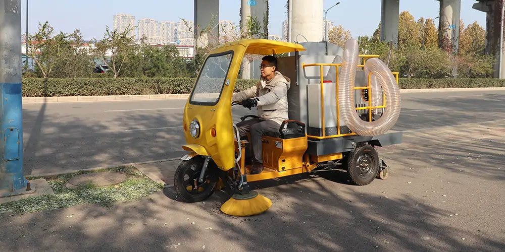 吸入式樹葉收集車 電動(dòng)三輪車樹葉收集器 樹葉收集器車 三輪樹葉收集車 林場專用樹葉收集車 三輪車樹葉收集機(jī)