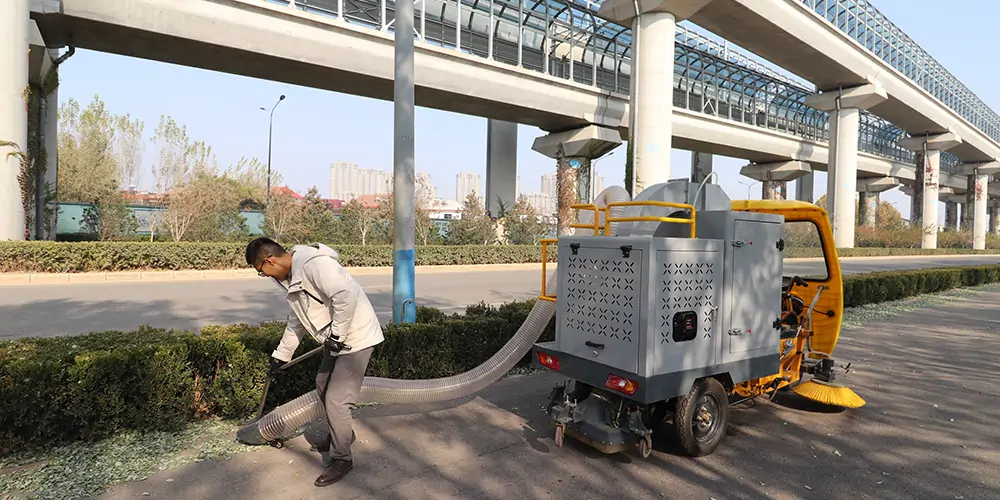 吸入式樹葉收集車 電動(dòng)三輪車樹葉收集器 樹葉收集器車 三輪樹葉收集車 林場專用樹葉收集車 三輪車樹葉收集機(jī)