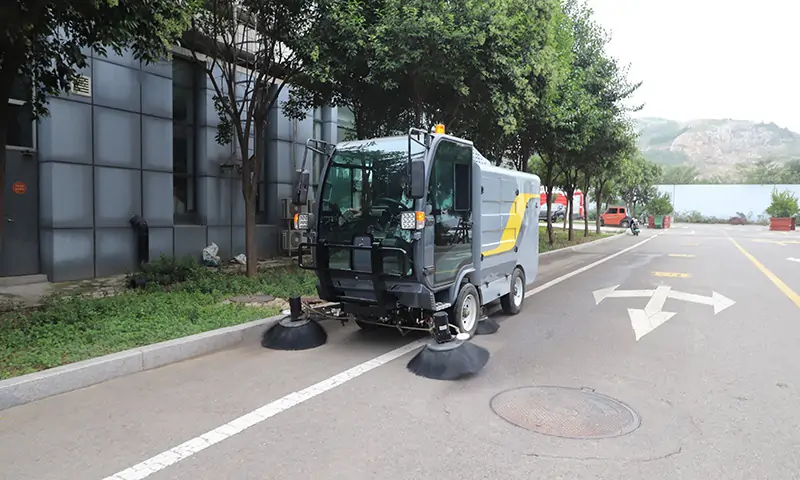 純電動(dòng)小型清掃車：城市清潔的高效環(huán)保解決方案