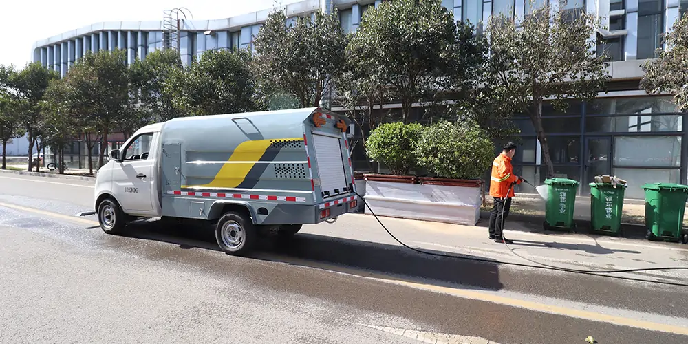 多功能道路養(yǎng)護車：城市環(huán)衛(wèi)的理想選擇