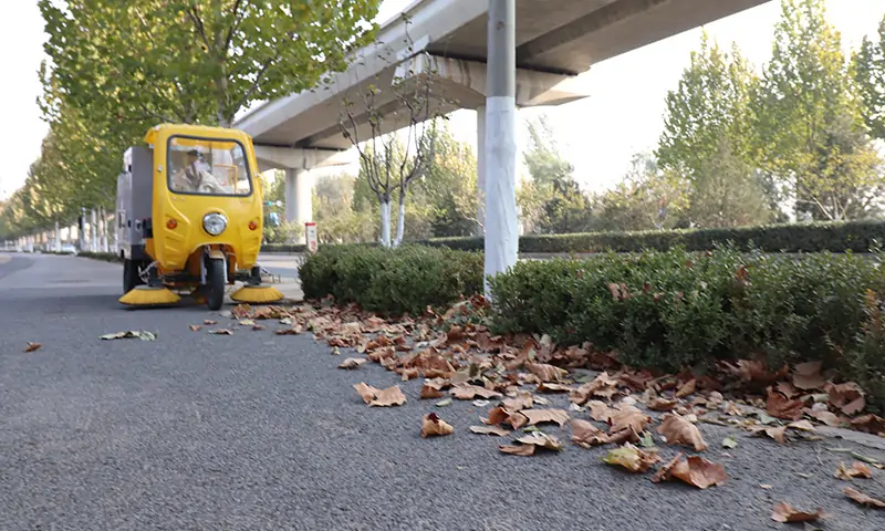 三輪駕駛式樹葉收集車：城市綠化維護的高效利器