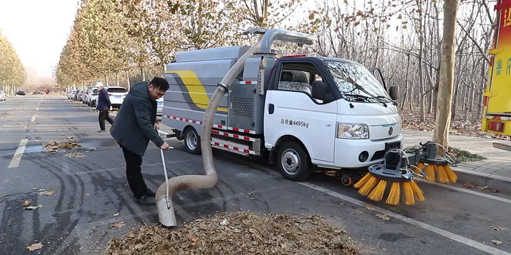 新能源樹(shù)葉收集車(chē) 新能源多功能樹(shù)葉收集車(chē) 新能源吸樹(shù)葉的機(jī)器 新能源新型樹(shù)葉收集車(chē)