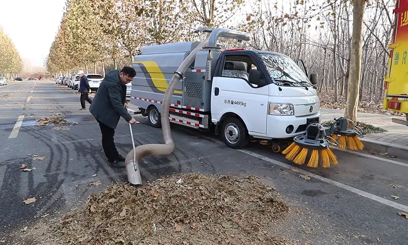 新能源樹葉收集車：提升城市清潔效率的環(huán)保利器