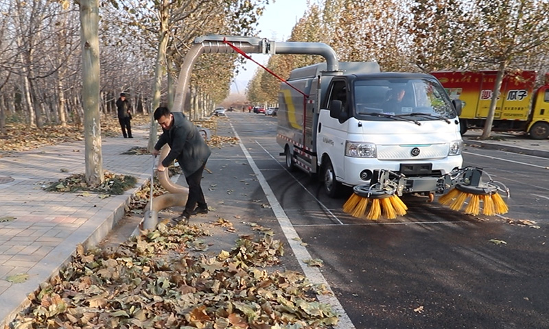 輕型新能源樹葉收集車：高效環(huán)保，城市清潔新選擇